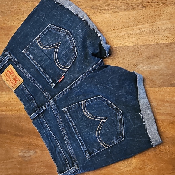 Levi's Denim Blue Women's Shorts Size 28 Zip Dark Denim - Picture 1 of 2